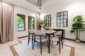 Dining - Luxurious 4BR + Maids Room Villa in Canal Cove, Palm Jumeirah by Deluxe Holiday Homes (Dubai)