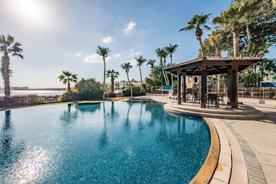 Luxurious 4BR + Maids Room Villa in Canal Cove, Palm Jumeirah by Deluxe Holiday Homes