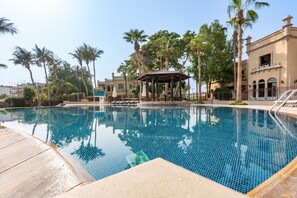 Pool - Luxurious 4BR + Maids Room Villa in Canal Cove, Palm Jumeirah by Deluxe Holiday Homes (Dubai)