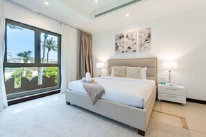 4 bedrooms, iron/ironing board, free WiFi, bed sheets - Luxurious 4BR + Maids Room Villa in Canal Cove, Palm Jumeirah by Deluxe Holiday Homes (Dubai)