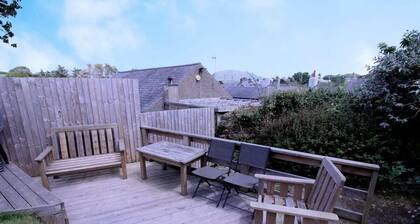 This cottage is located less than 1 mile from Morfa Nefyn beach, the Ty Coch pub