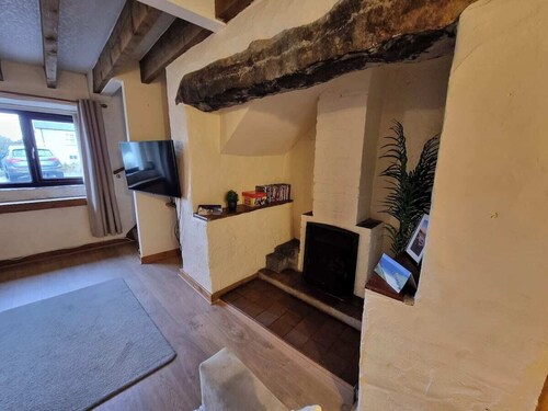 This cottage is located less than 1 mile from Morfa Nefyn beach, the Ty Coch pub