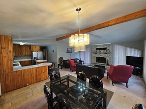 スマートテレビ、暖炉、テレビゲーム、テーブルサッカー台