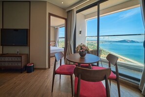 Suite – premium, 2 soverom, balkong, sjøutsikt | Oppholdsområde | En 65-tommers LED-TV med Parabol-TV samt PC-skjermer