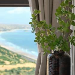 Suíte premium, 2 quartos, sacada, vista para o mar | 2 quartos, roupas de cama premium, edredons de pluma, camas Tempur-Pedic