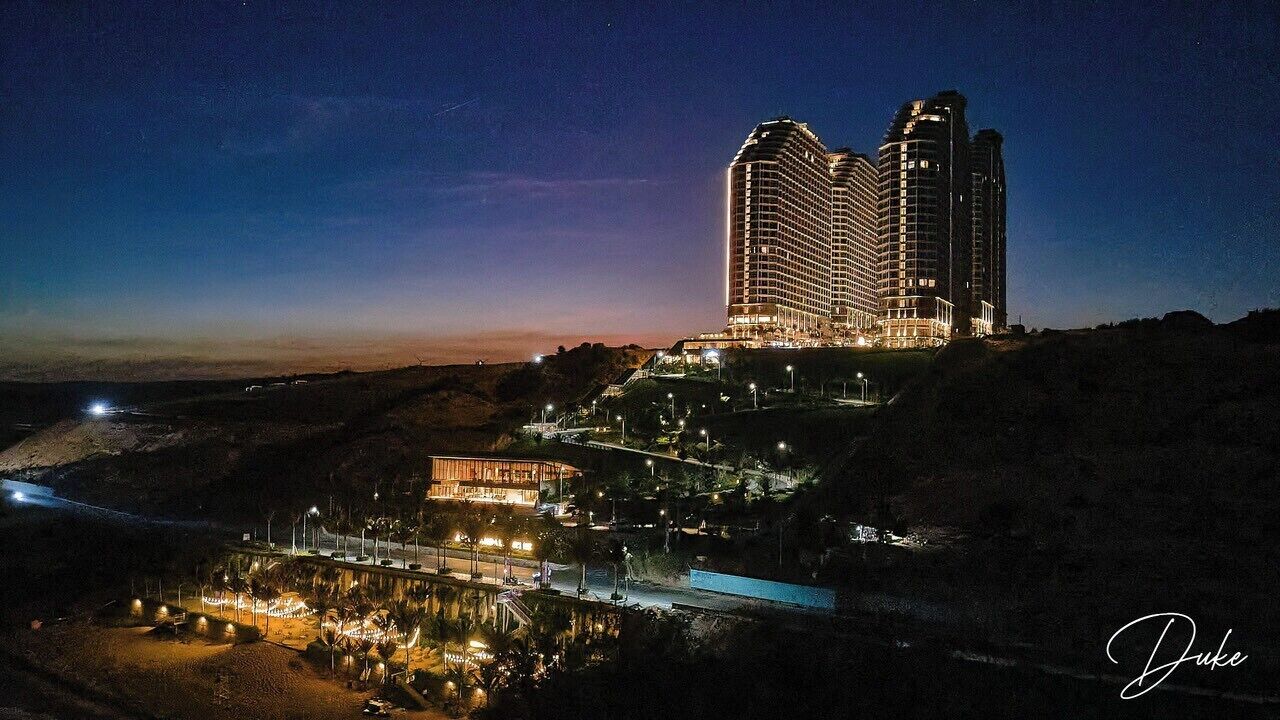 Fachada de la propiedad por la tarde o noche