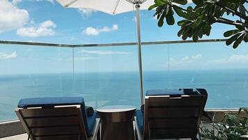 Loftsleilighet – royal, 2 soverom, privat basseng, strandutsikt | Sengetøy av topp kvalitet, dundyner og Tempur-Pedic-senger