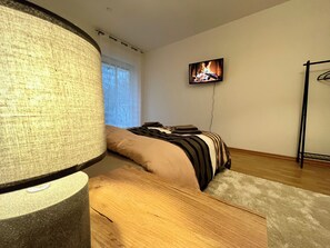 2 soverom, skrivebord, reiseseng for barn og wi-fi