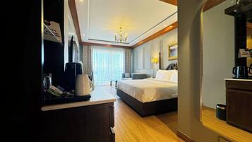 Classic-Doppelzimmer, Balkon, Talblick | Zimmersafe, Schreibtisch, laptopgeeigneter Arbeitsplatz