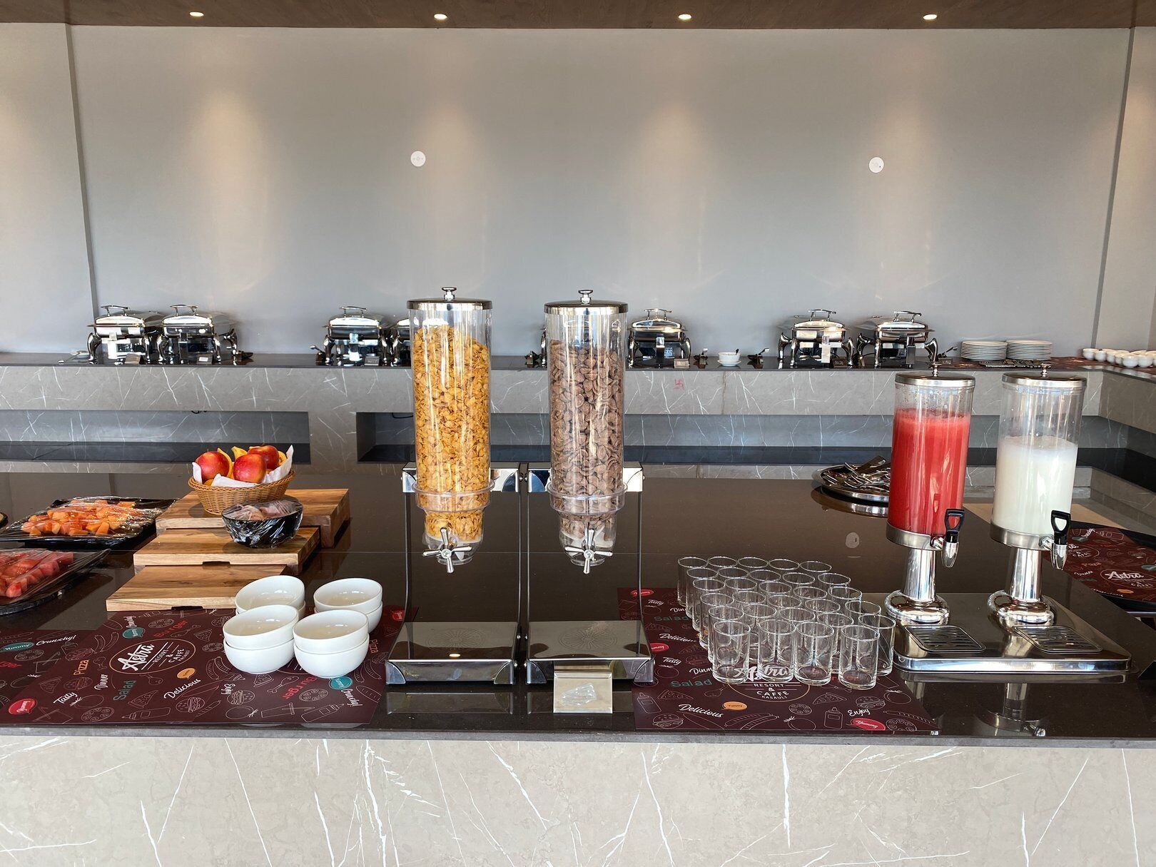 Un buffet con diversi cibi e distributori di bevande.
