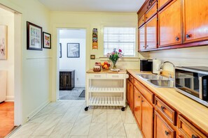 Geladeira, micro-ondas, cooktop, cafeteira/chaleira