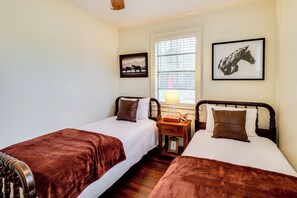 3 bedrooms, desk, iron/ironing board, travel cot - 3 Mi to Mississippi Stadium: Cozy Jackson Getaway! (Jackson)
