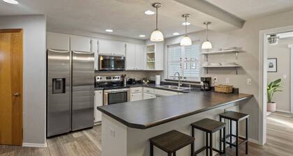 Family Friendly Great Location Inviting and Comfortable Lovely Clean Home