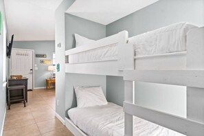 1 habitación, tabla de planchar con plancha y wifi