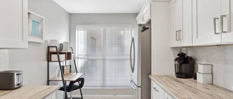 Réfrigérateur, micro-ondes, four, plaque de cuisson