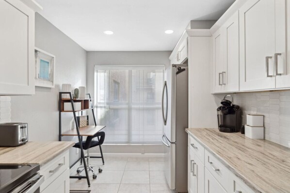 ثلاجة، ميكروويف، فرن، موقد طهي مسطح