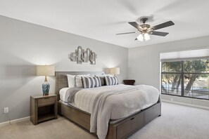 2 soveværelser, skrivebord, strygejern/strygebræt, weekendseng