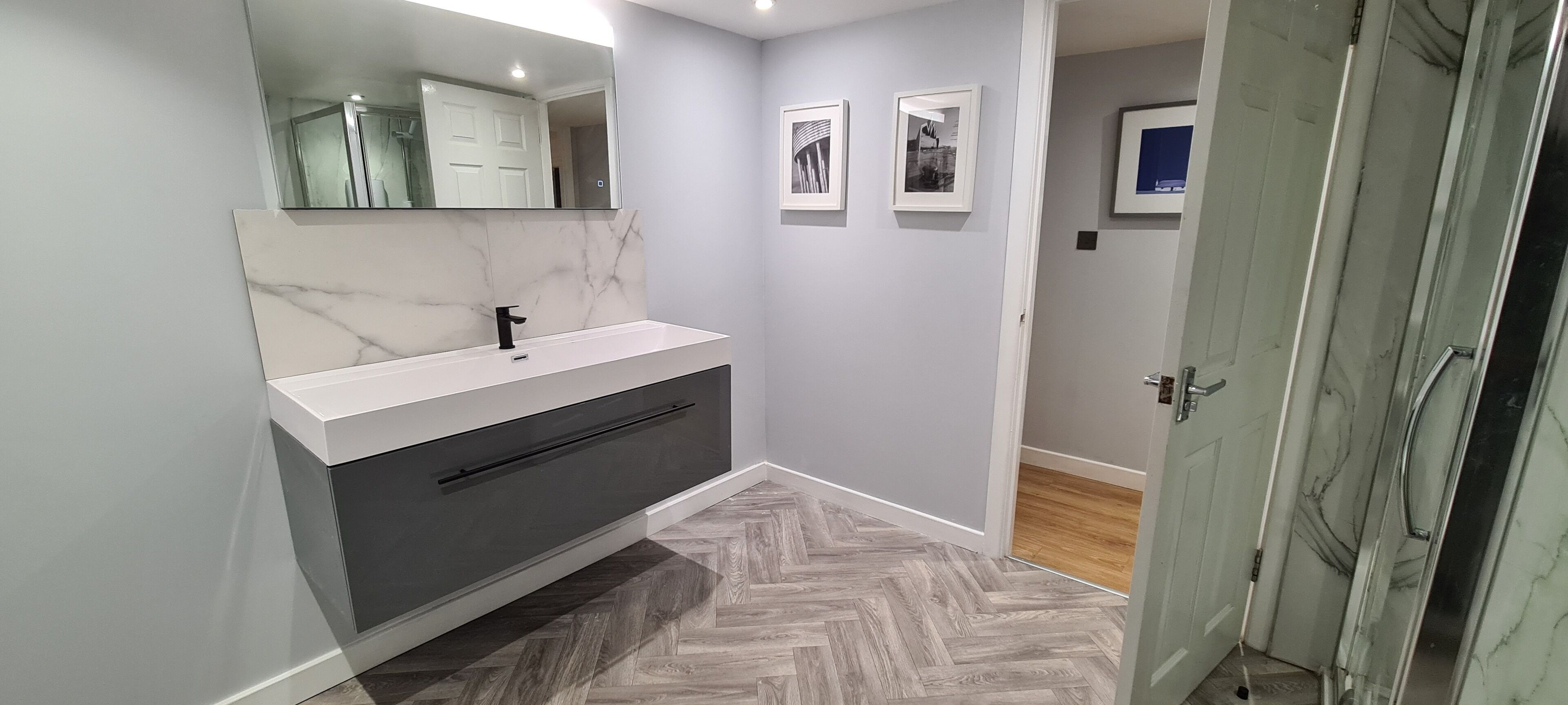 Secador de pelo, toallas, jabón y papel higiénico