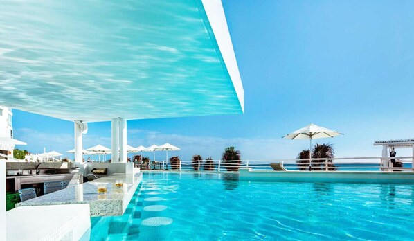 Lämmitetty uima-allas