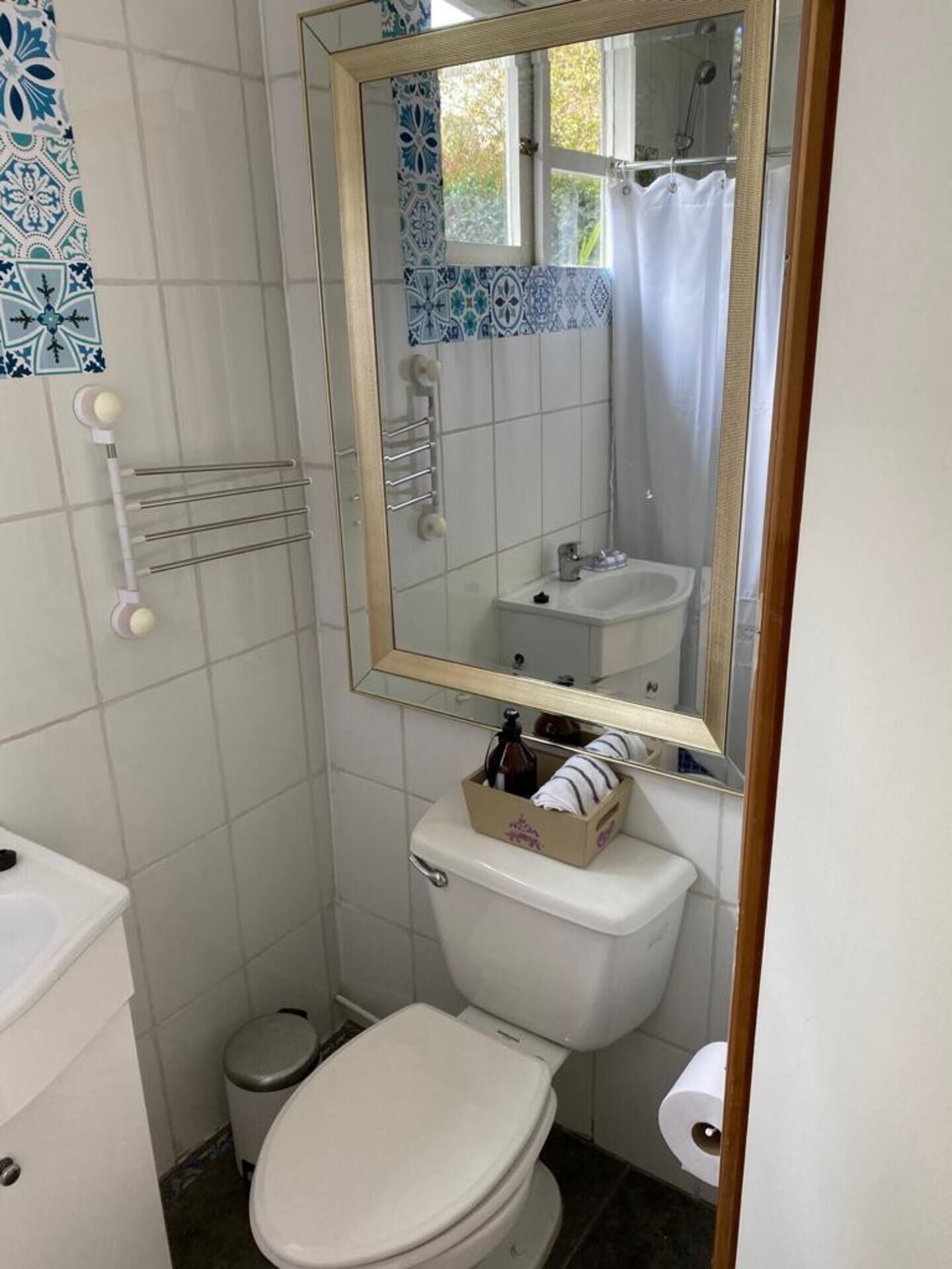 Sèche-cheveux, serviettes fournies, savon, papier toilette