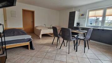 1 dormitori, planxa i posts de planxar, un bressol de viatge i wifi