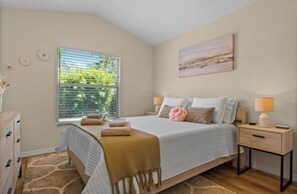 3 bedrooms, iron/ironing board, WiFi, bed sheets - Luxury home with heated pool (Naples)