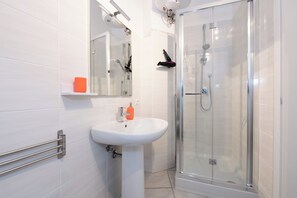 Haartrockner, Bidet, Handtücher, Seife