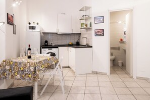 Refrigerador, microondas, parrilla de estufa y cafetera y tetera 
