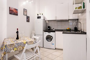 Fridge, microwave, stovetop, coffee/tea maker - La Dolce Vita Apartment - metro Jonio (Roma)