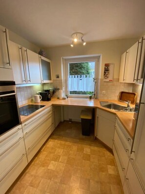 Frigorífico, microondas, horno y placa de cocina
