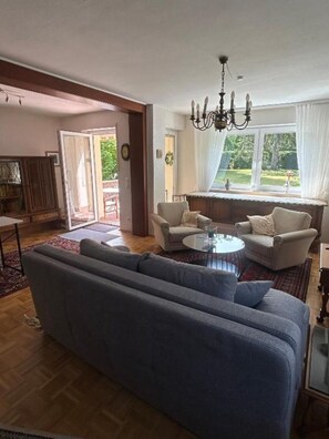 Smart TV, books - Eichendorff Garden Apartment, close to the center, in direct proximity to the university (Bayreuth)