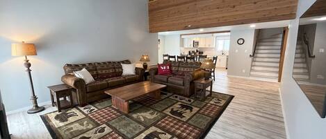 Smart-TV, Kamin, Bücher, Computerbildschirme