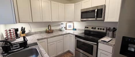 Réfrigérateur, four à micro-ondes, un four, surface de cuisson