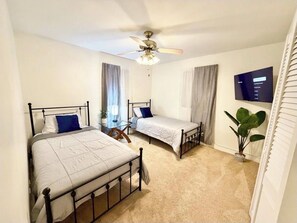 3 chambres, coffres-forts dans les chambres, fer et planche à repasser