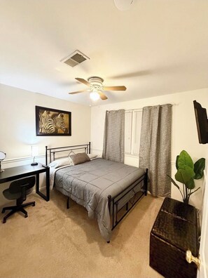 3 bedrooms, in-room safe, iron/ironing board, WiFi - Cornick Corner Near Casino (Portsmouth)