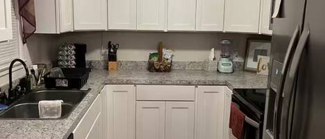 ثلاجة، ميكروويف، فرن، موقد طهي مسطح