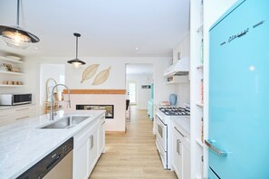 Micro-ondes, four, plaque de cuisson, lave-vaisselle