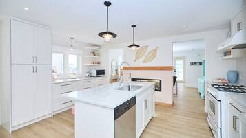 Micro-ondes, four, plaque de cuisson, lave-vaisselle