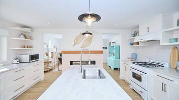 Mikroaaltouuni, uuni, liesi, astianpesukone