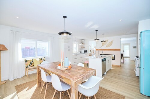 Scott McGillvary's Beachside Abode across from Stunning Bay Beach. New HOT TUB!