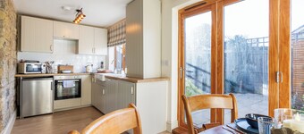 Charming 1-bedroom cottage in enchanting Bedlington with WiFi
