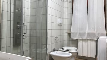 Dusche, Haartrockner, Bidet, Handtücher