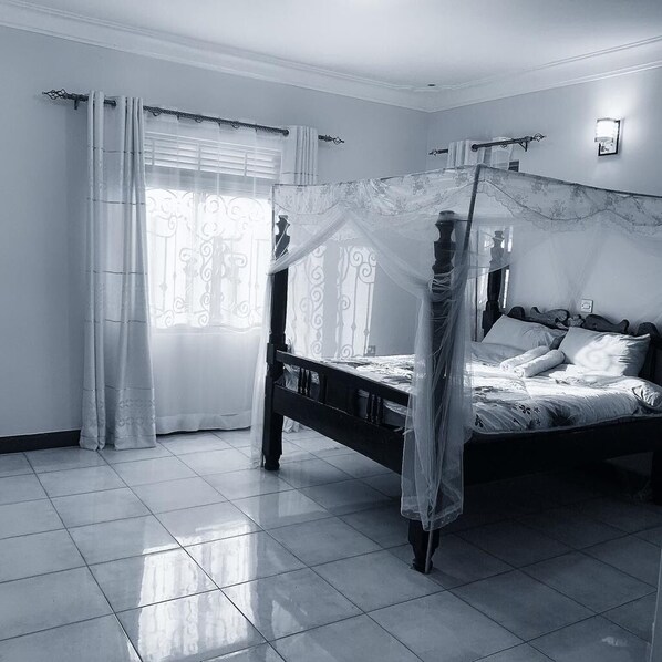 4 habitaciones, tabla de planchar con plancha, wifi y ropa de cama 