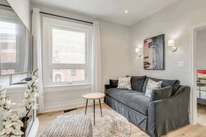 50-inch Smart TV with cable channels, fireplace - Casa Queen-Unique 2BR Suite- Leslieville (Toronto)