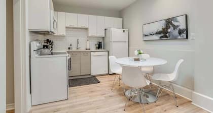 Casa Queen-Unique 2BR Suite- Leslieville