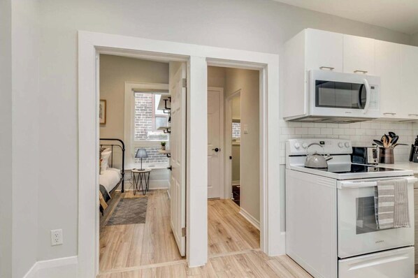 Full-sized fridge, microwave, oven, stovetop - Casa Queen-Unique 2BR Suite- Leslieville (Toronto)