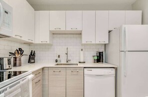 Großer Kühlschrank, Mikrowelle, Ofen, Herdplatte