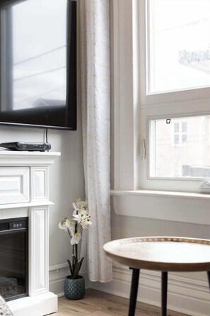 50-inch Smart TV with cable channels, fireplace - Casa Queen-Unique 2BR Suite- Leslieville (Toronto)