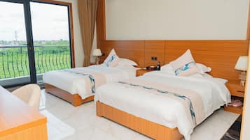 Superior tvåbäddsrum | Värdeförvaringsskåp på rummet och arbetsyta för laptop