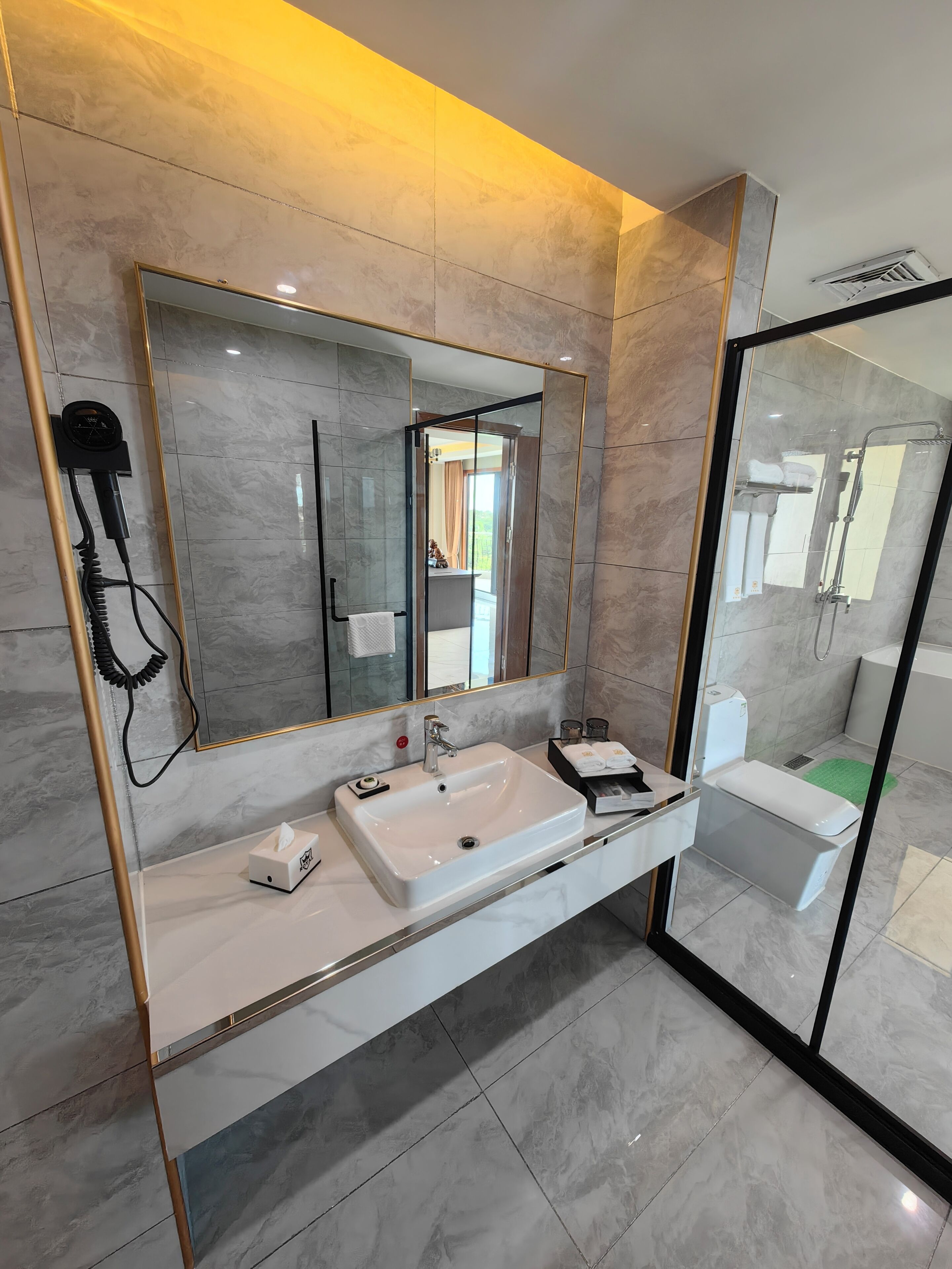 Photo - Royal International Hotel & Mall